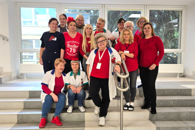 Pracownicy przychodni przy ulicy Kochanowskiego ubrani na czerwono.