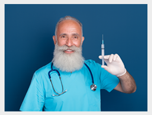 Uśmiechnięty lekarz zachęca do szczepienia przeciw półpaścowi, trzymając strzykawkę na granatowym tle.