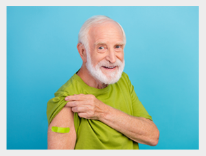 Na tle głównym starszy mężczyzna trzyma rękaw koszulki, pod którym znajduje się plaster po szczepieniu.